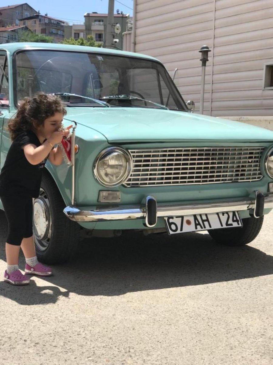 Zonguldak'ta yaşayan 3 yaşındaki Yade, Türk bayrağını öperek sarıldı