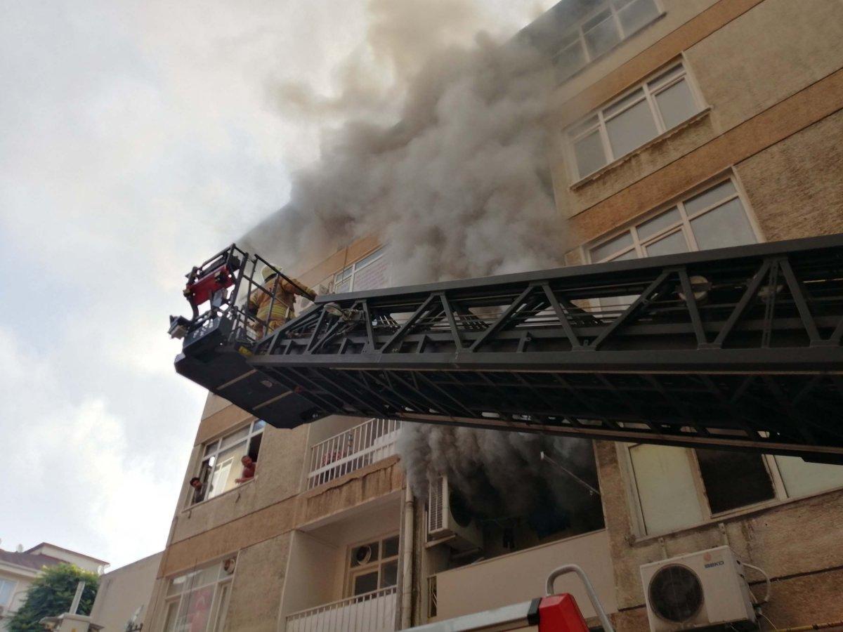 Kadıköy'de 4 katlı binada yangın çıktı