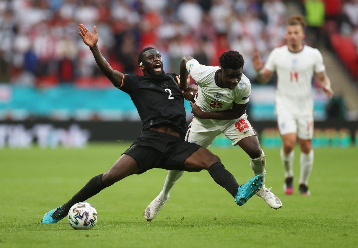 İngiltere, Almanya'yı 2 golle geçti