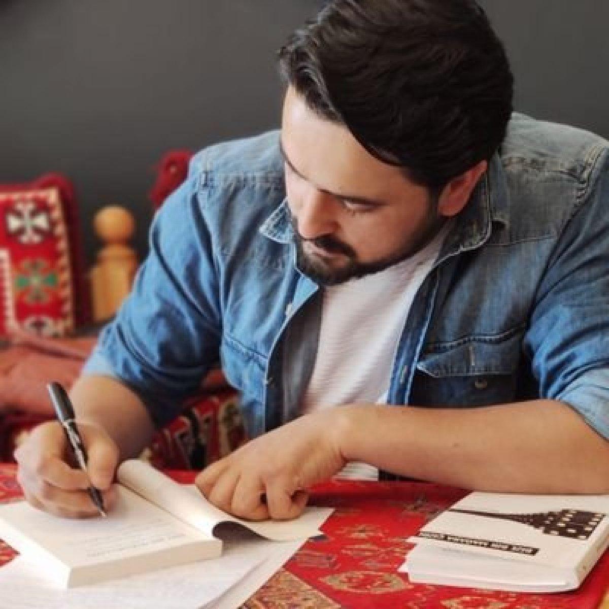 Yazar Hüseyin Hakan'ın Bize Bir Mağara Çizin deneme kitabı