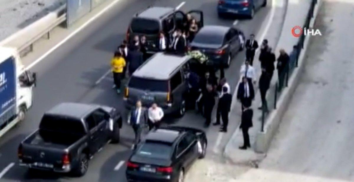 Beylikdüzü’nde çakarlı araçla yol kapatıp halay çektiler