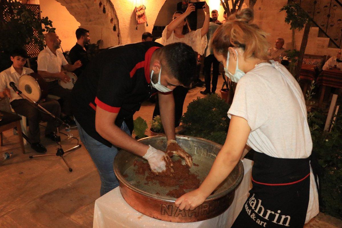 Şanlıurfa'ya gelen turistler, sıra gecelerinde eğleniyor