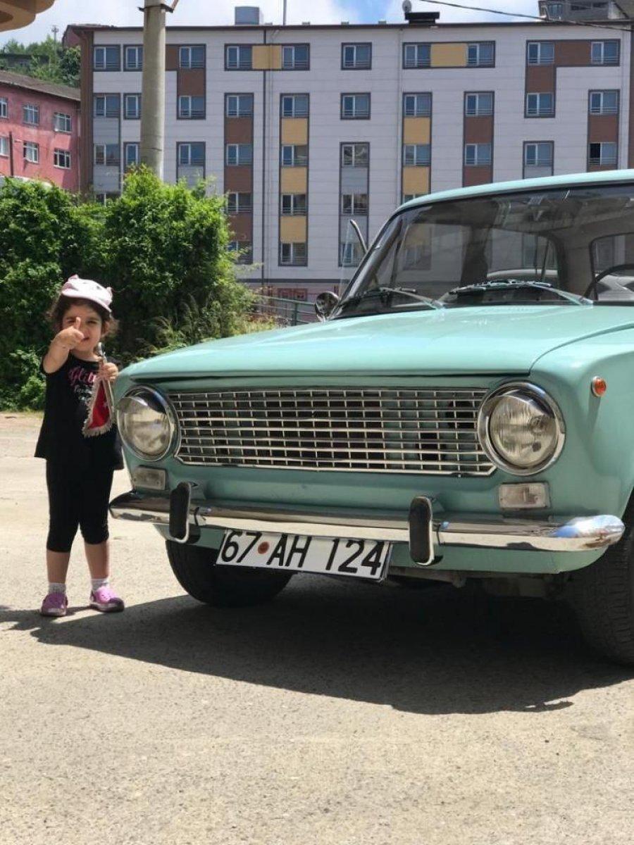 Zonguldak'ta yaşayan 3 yaşındaki Yade, Türk bayrağını öperek sarıldı