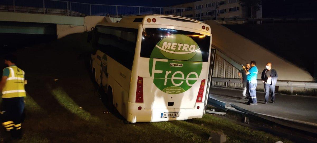 E-5 karayolunda yoldan çıkan midibüs, bariyerlere çarptı