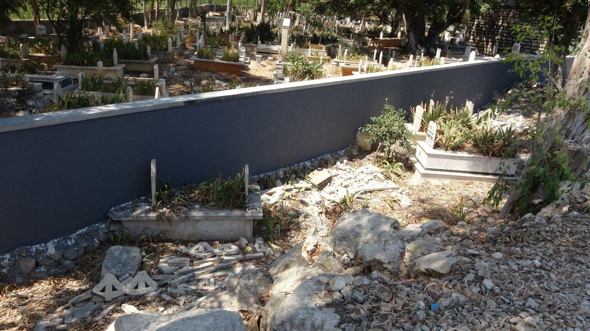 Mersin'de mezarlığa yapılan duvar, kabirleri dışarıda bıraktı