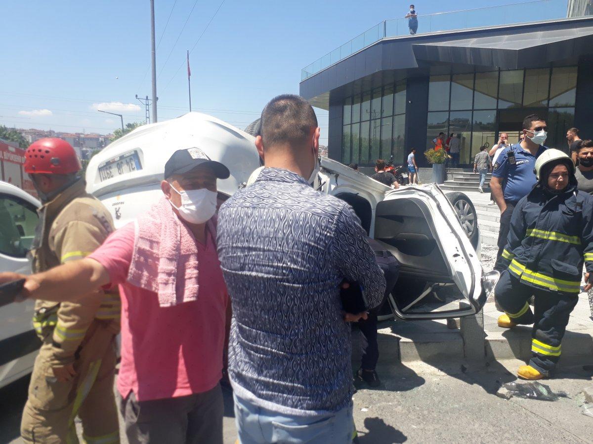 Yenibosna’da sürücü, takla atan otomobilin içinde sıkıştı