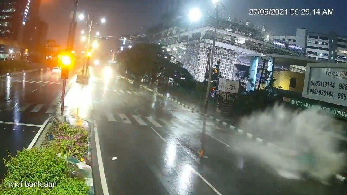 Hindistan’da alkollü sürücü Tuk-Tuk’a çarptı