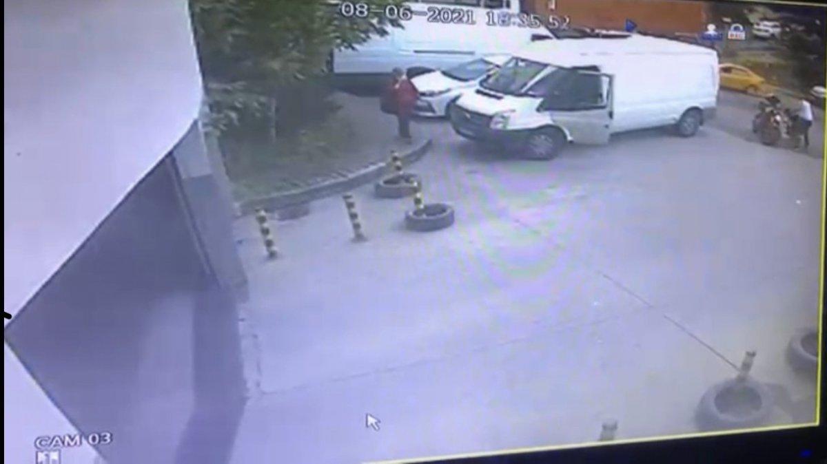 Kağıthane’de minibüs şoförü, motosiklet sürücüsünü murç ile darbetti