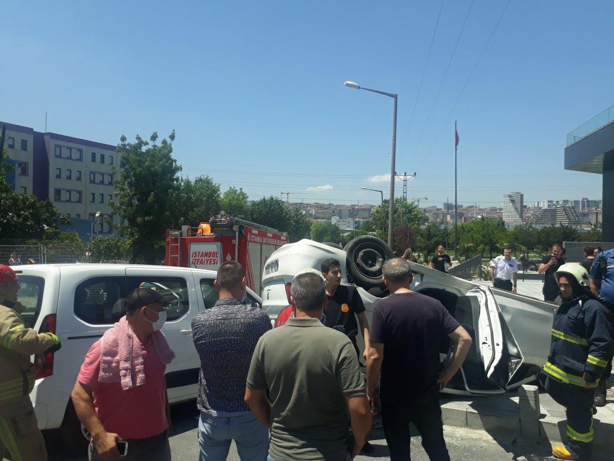 Yenibosna’da sürücü, takla atan otomobilin içinde sıkıştı