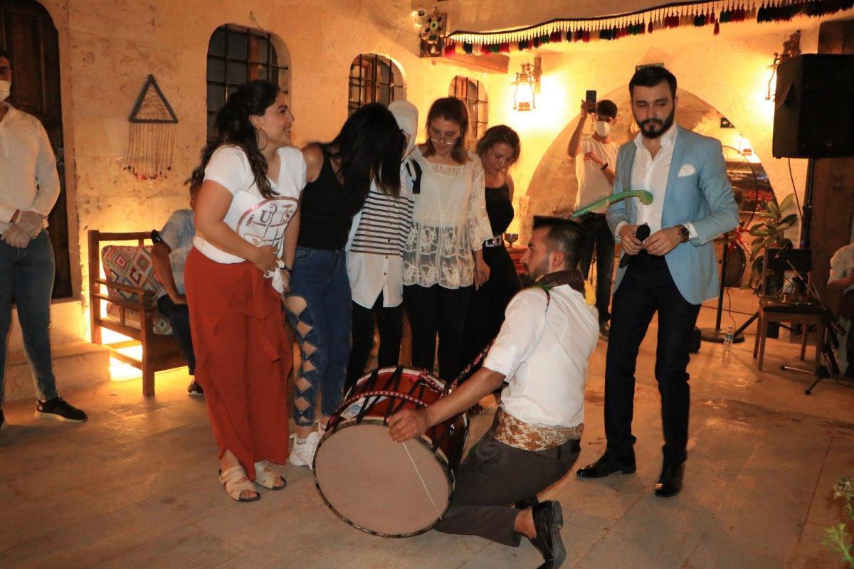 Şanlıurfa'ya gelen turistler, sıra gecelerinde eğleniyor