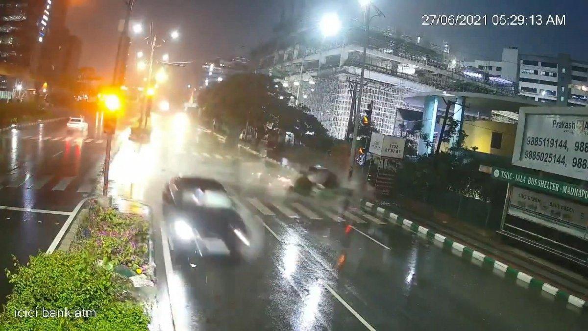 Hindistan’da alkollü sürücü Tuk-Tuk’a çarptı