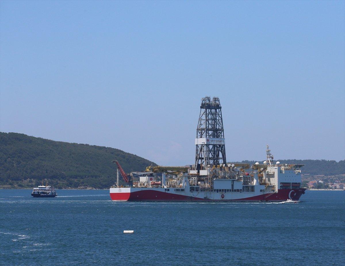 'Yavuz' sondaj gemisi Çanakkale Boğazı'ndan geçti