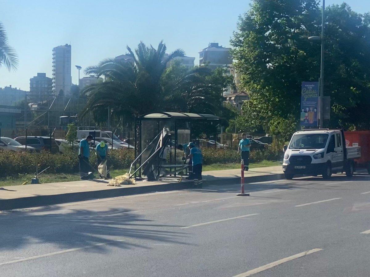 Kadıköy'de cipin durağa çarptığı anlar kamerada