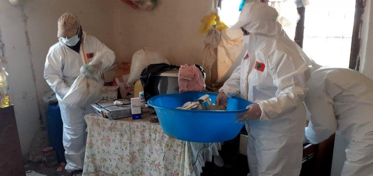 Osmaniye’de, kokan evden 2 römork dolusu çöp çıkarıldı