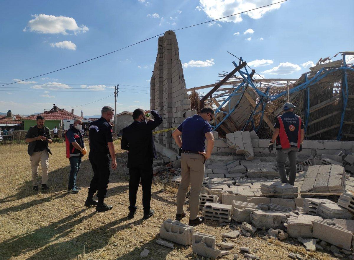 Afyonkarahisar’da ağılın çatısı çöktü, 15 hayvan telef oldu