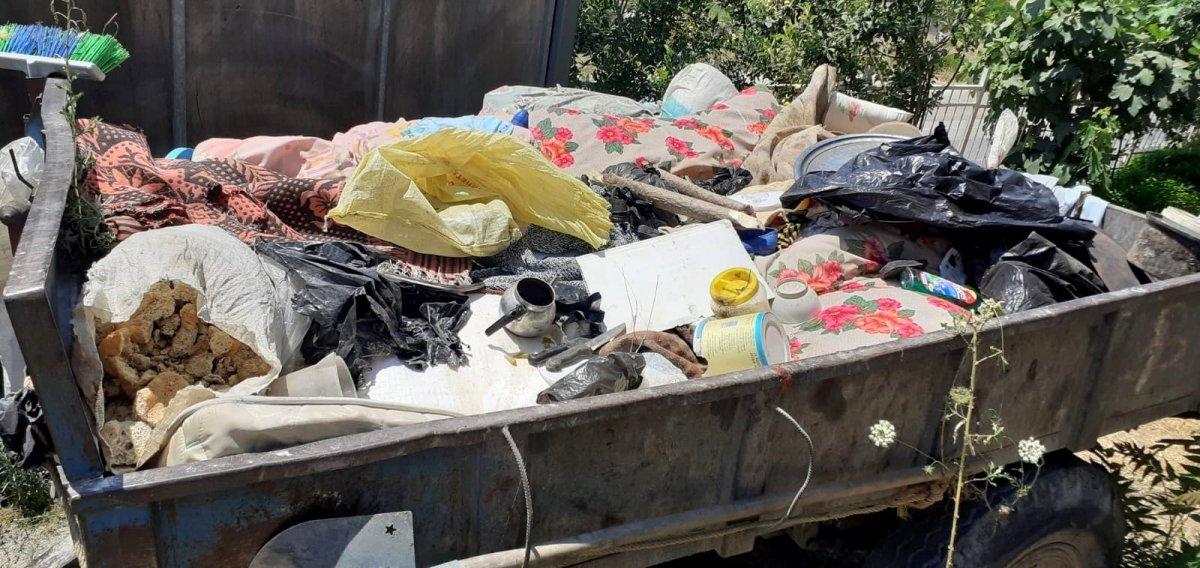 Osmaniye’de, kokan evden 2 römork dolusu çöp çıkarıldı