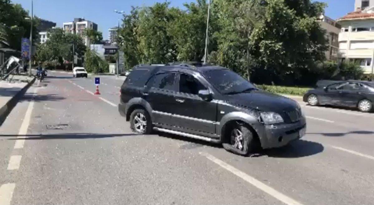 Kadıköy'de cipin durağa çarptığı anlar kamerada