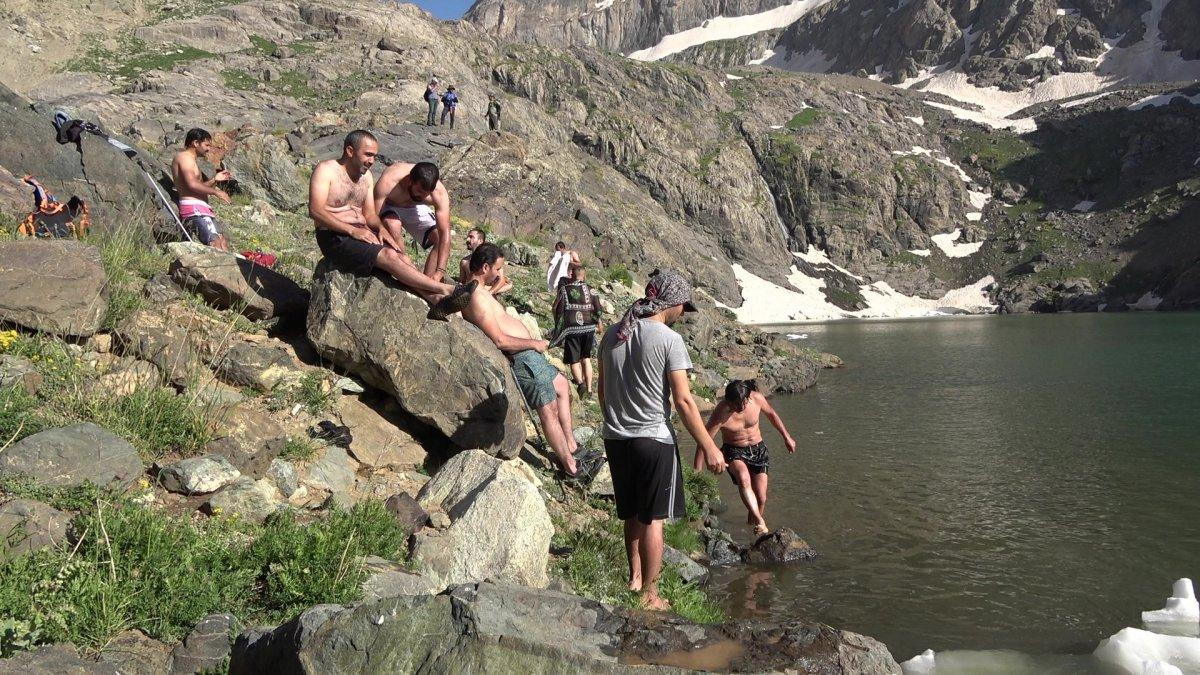 Yüksekova'da 3 bin 500 rakımda yüzme keyfi