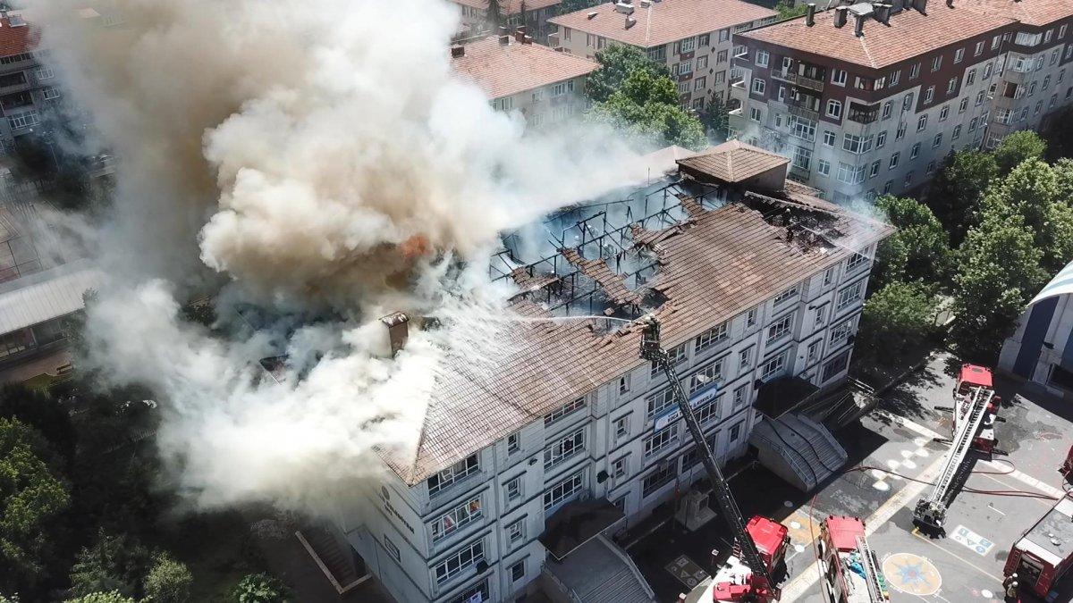 Bağcılar’da ilkokulun çatısında yangın çıktı