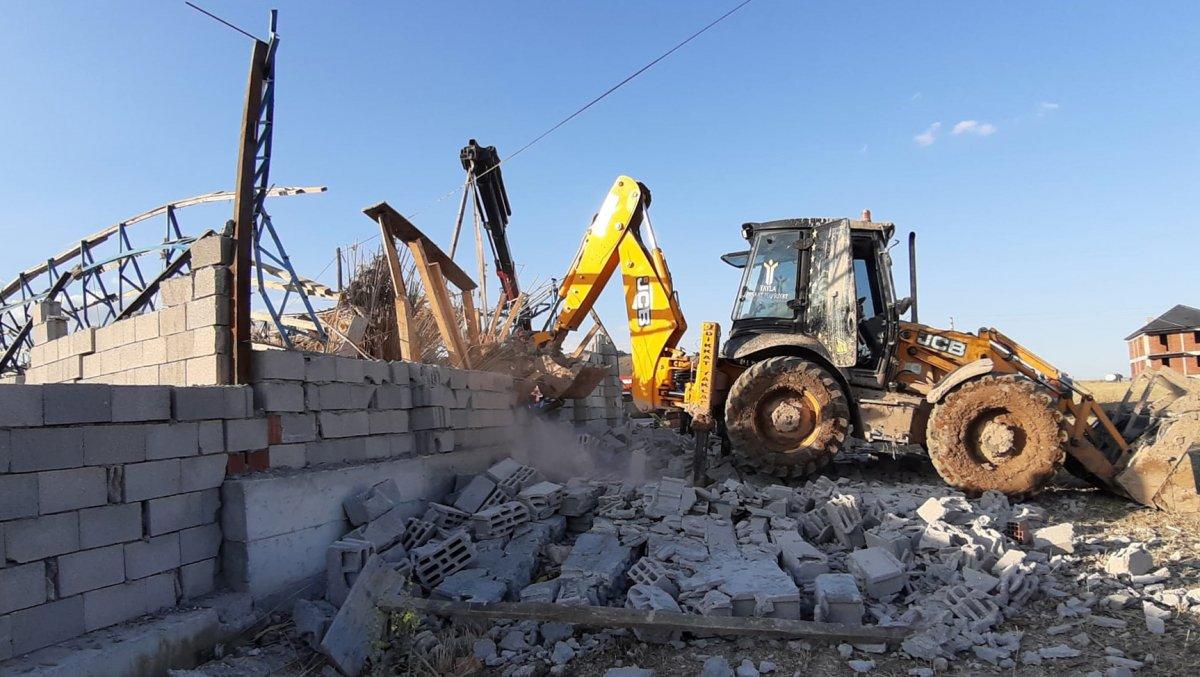 Afyonkarahisar’da ağılın çatısı çöktü, 15 hayvan telef oldu