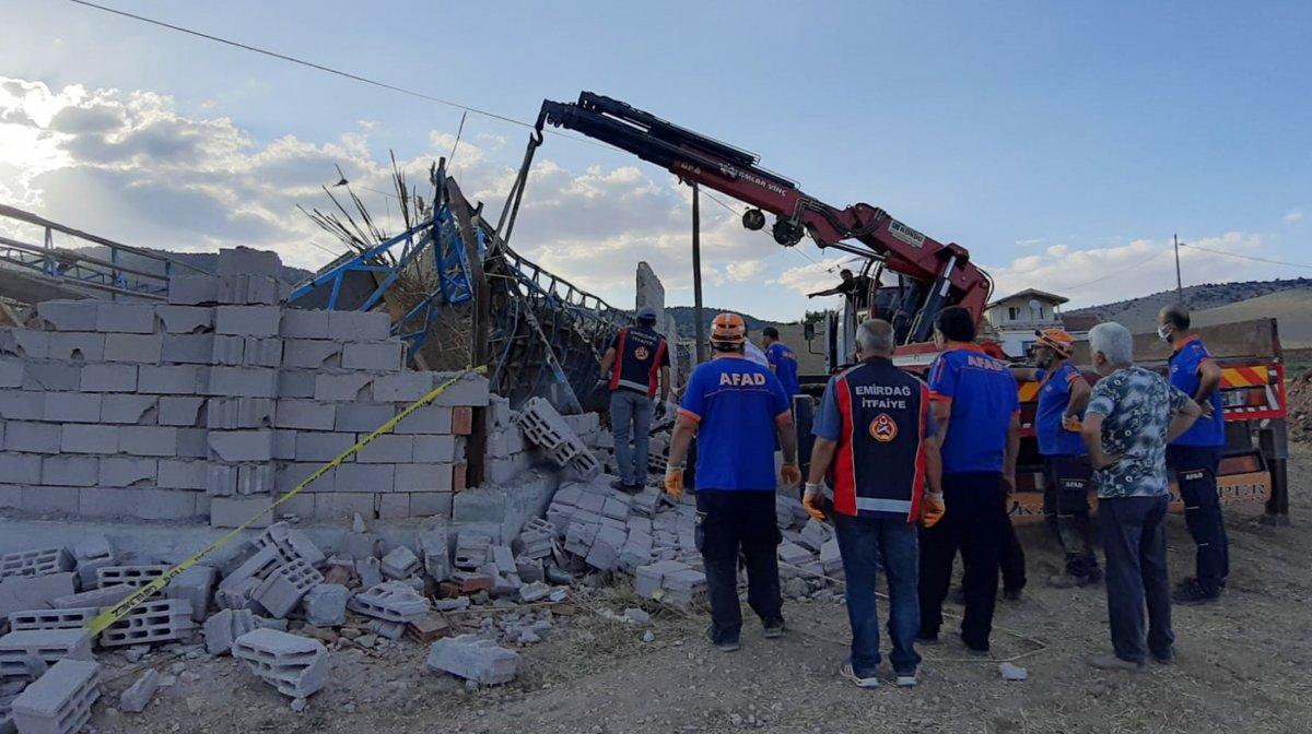 Afyonkarahisar’da ağılın çatısı çöktü, 15 hayvan telef oldu