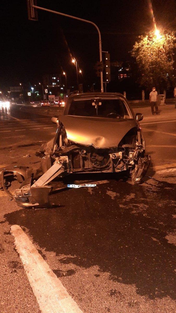 Kağıthane’de ticari taksi ile otomobilin çarpıştı