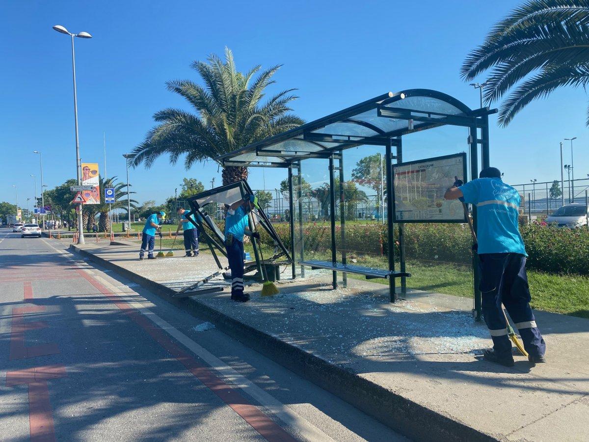 Kadıköy'de cipin durağa çarptığı anlar kamerada