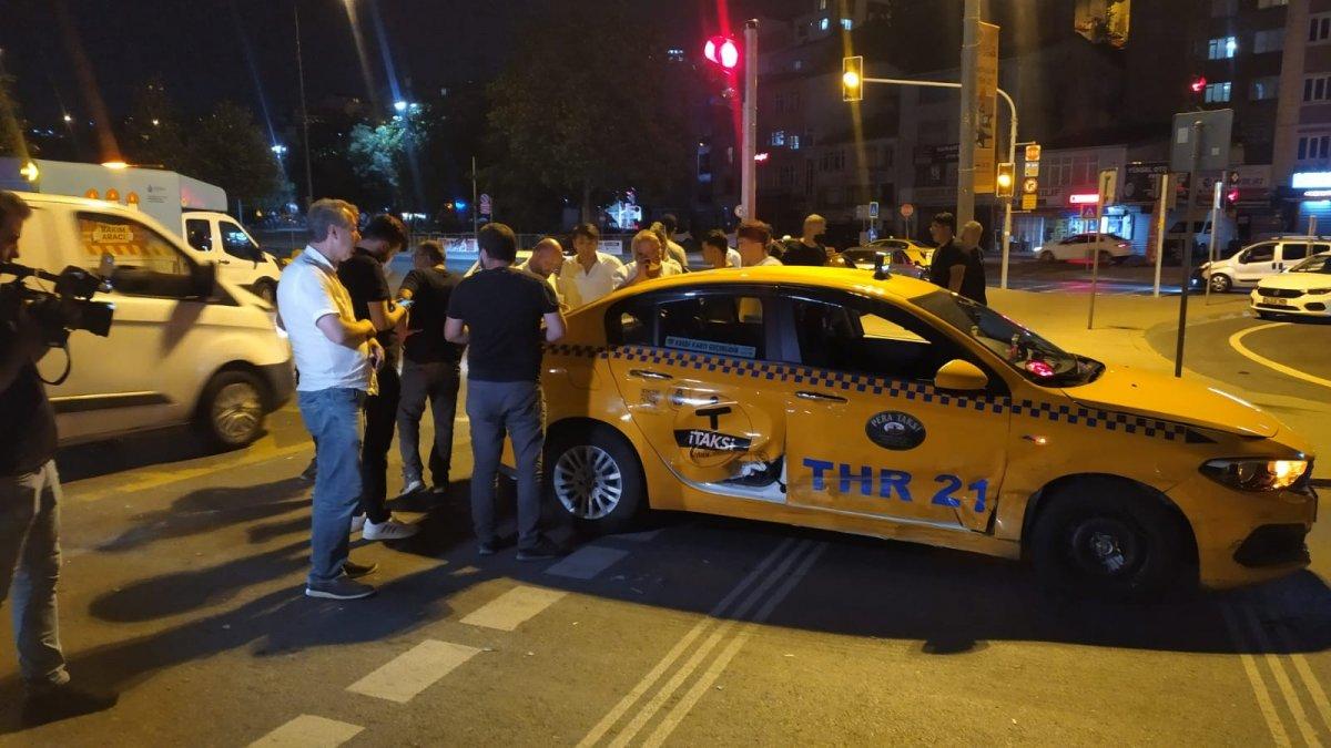 Kağıthane’de ticari taksi ile otomobilin çarpıştı