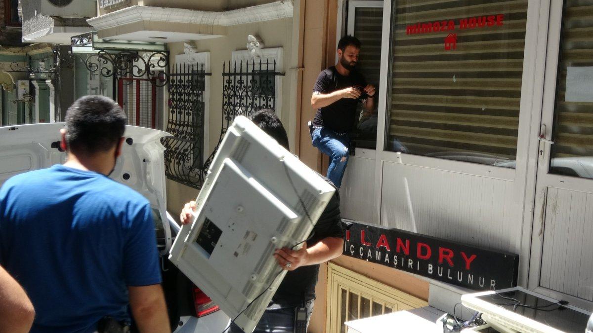 Taksim’deki otelde soygun: 200 bin TL’lik zarar verdiler
