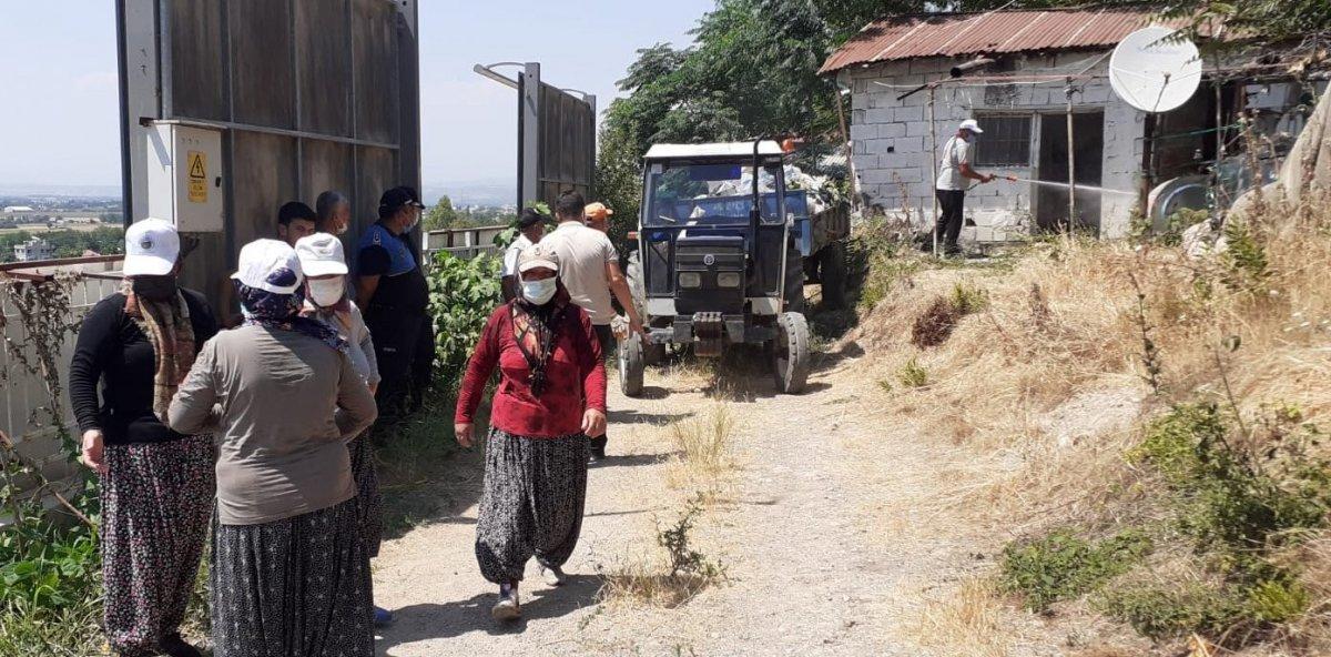 Osmaniye’de, kokan evden 2 römork dolusu çöp çıkarıldı