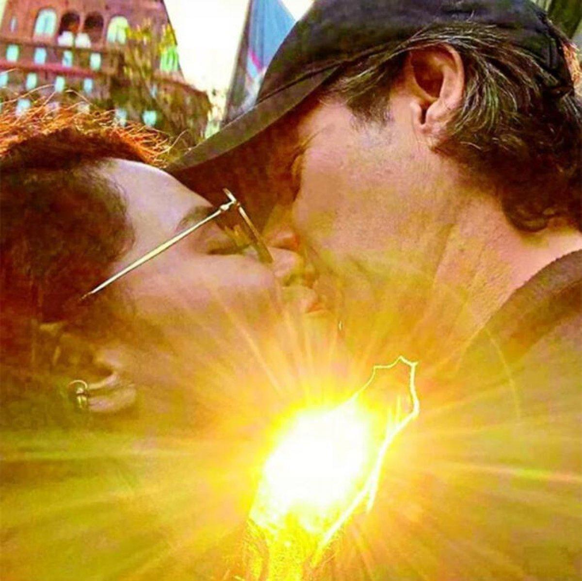 Belçim Bilgin'den aşk pozu