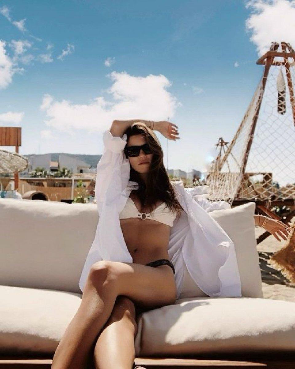 Yüsra Geyik tatilde