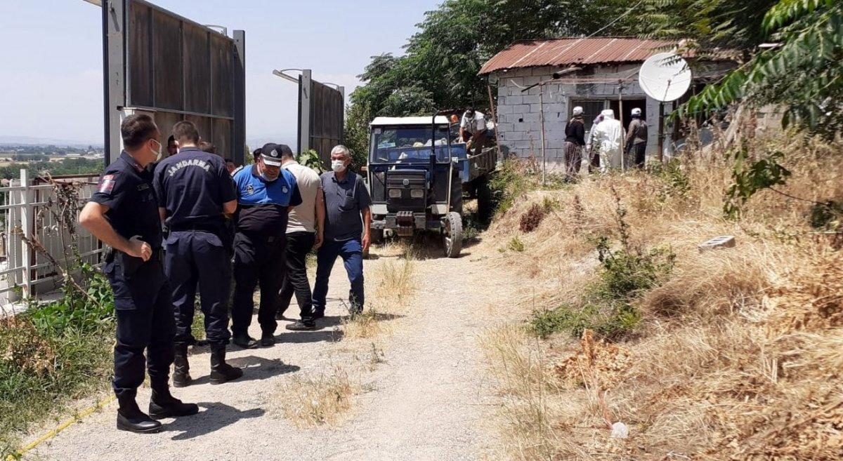 Osmaniye’de, kokan evden 2 römork dolusu çöp çıkarıldı