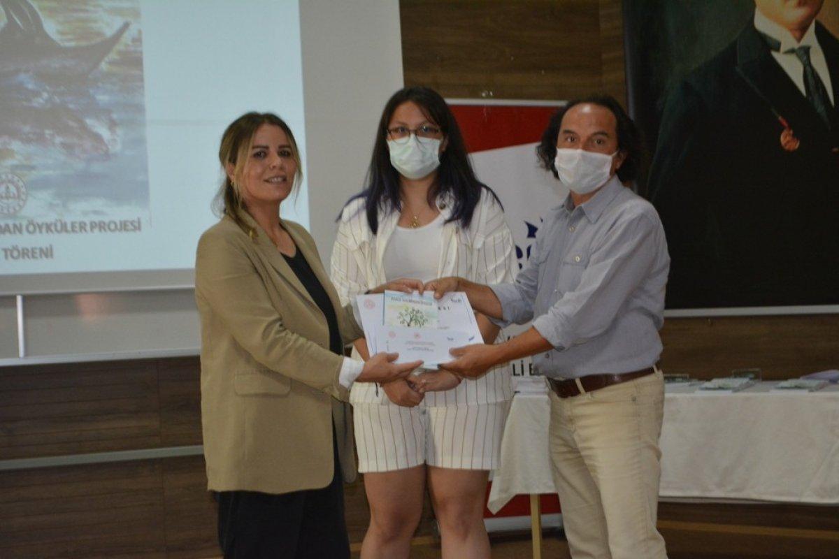 Ayvalık Kıyılarından Öyküler kitabının yazarı öğrencilere ödül yağdı