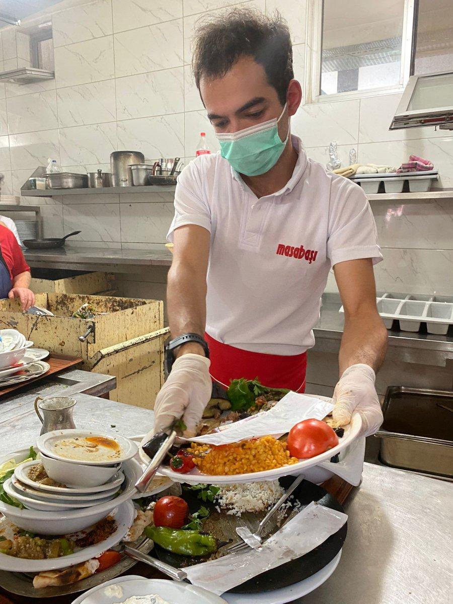 Ankara'da sokak hayvanları için restoranlarda ücretsiz çalışıyor