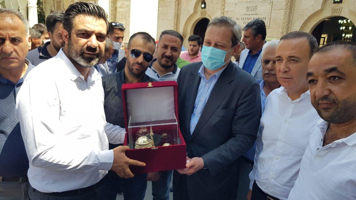 Burak Elmas, Veysel Karani Türbesi'nde kurban kesti