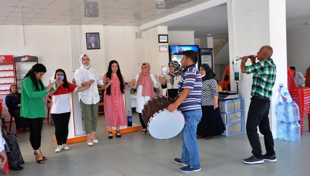 Gaziantep'te emekli olan bakkal, iş yerini düğün havasında kapattı