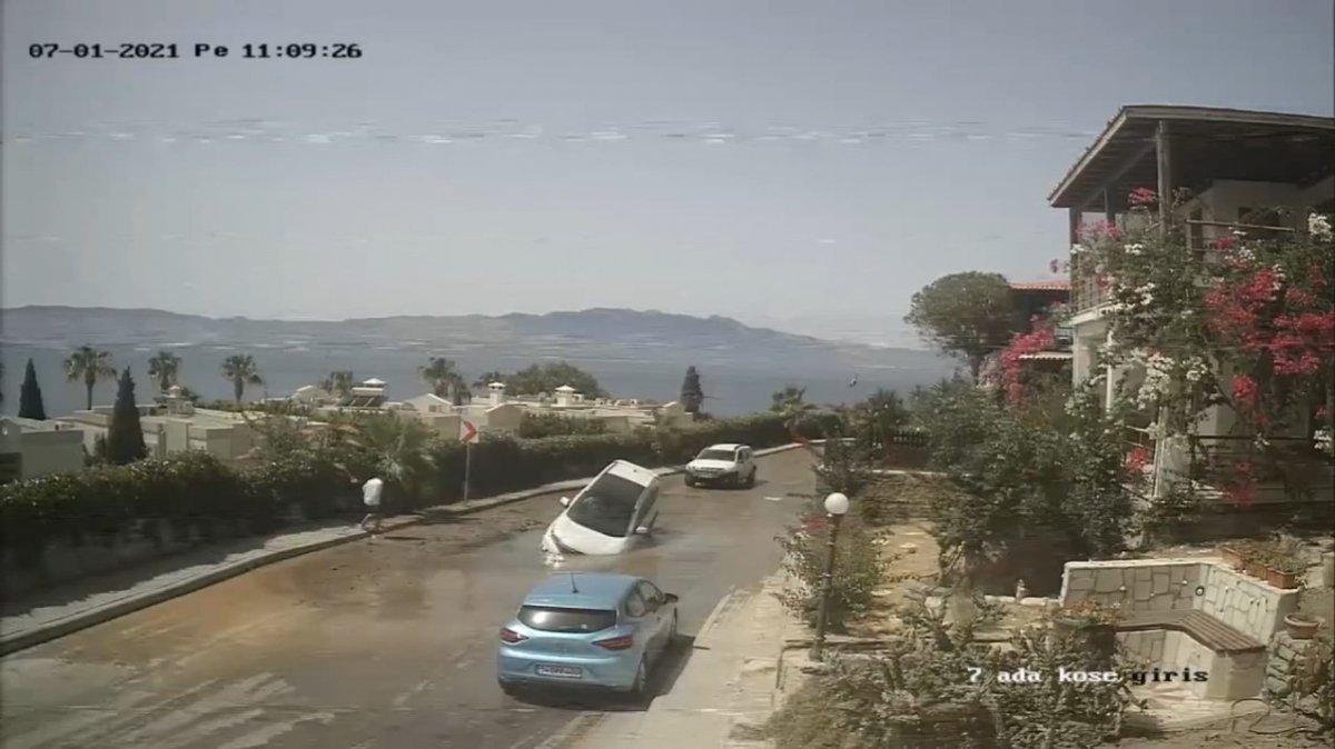 Bodrum'da asfalt yarıldı, cip içine düştü