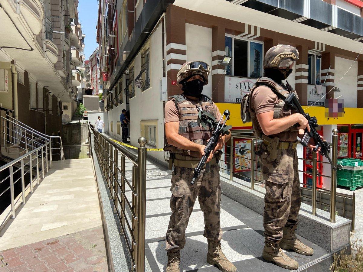 İstanbul'da bir kadın, bekçi sevgilisini rehin aldı