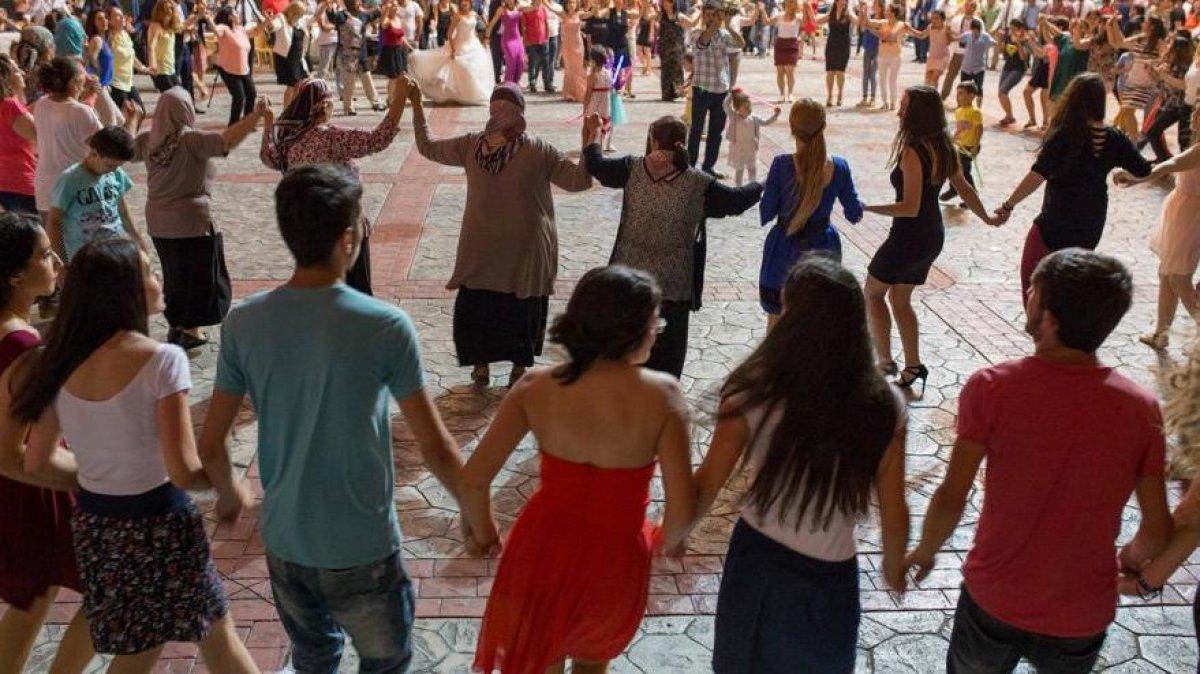 Fransız vekil Genevard: Düğünlerde yabancı danslar yasaklansın