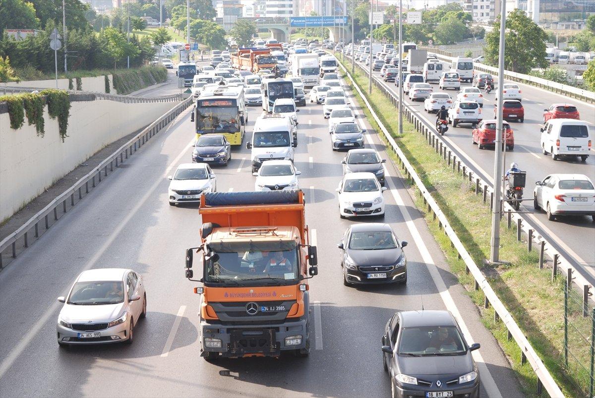 İstanbul’da kısıtlamasız geçen ilk gün yoğun trafik oluştu