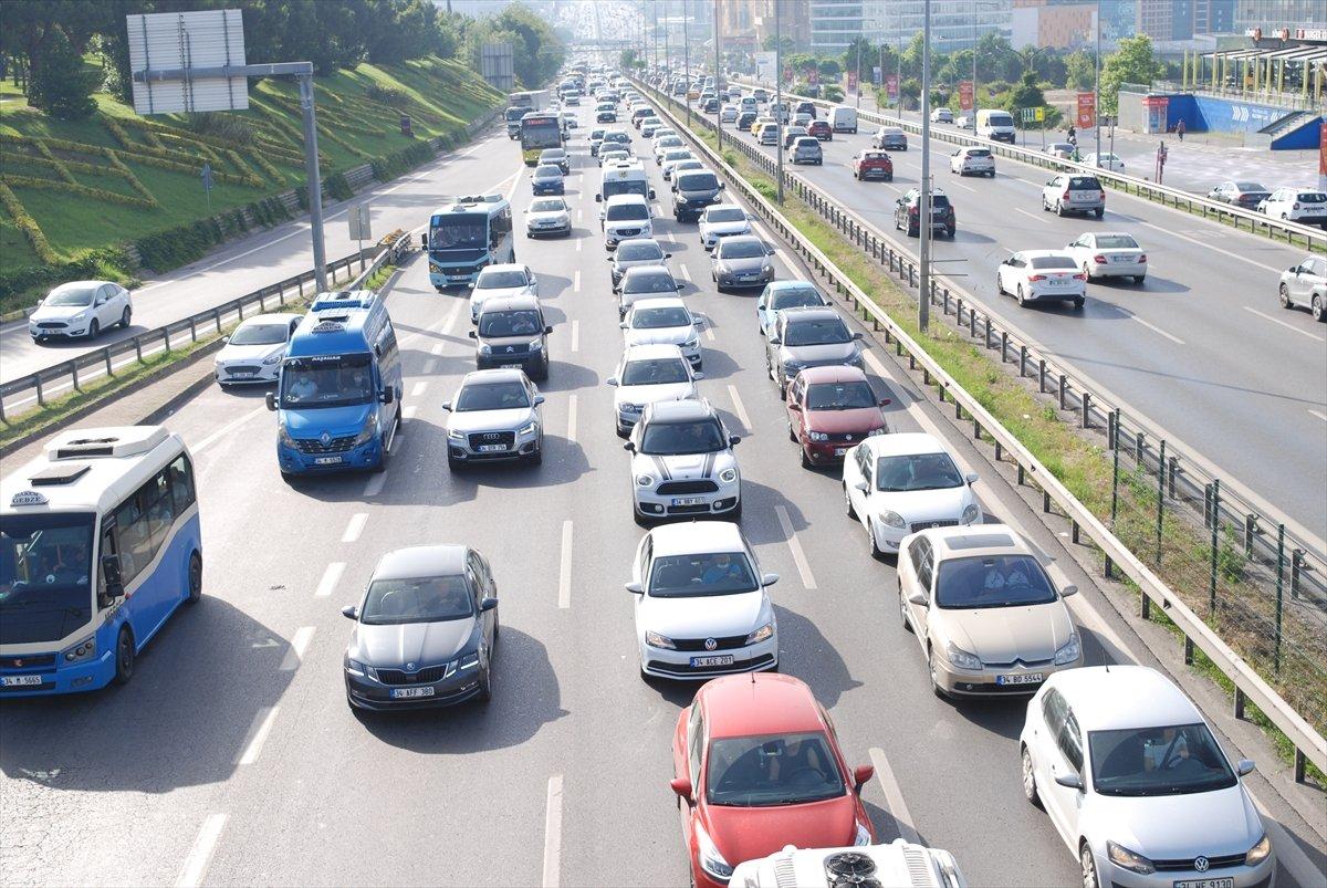 İstanbul’da kısıtlamasız geçen ilk gün yoğun trafik oluştu