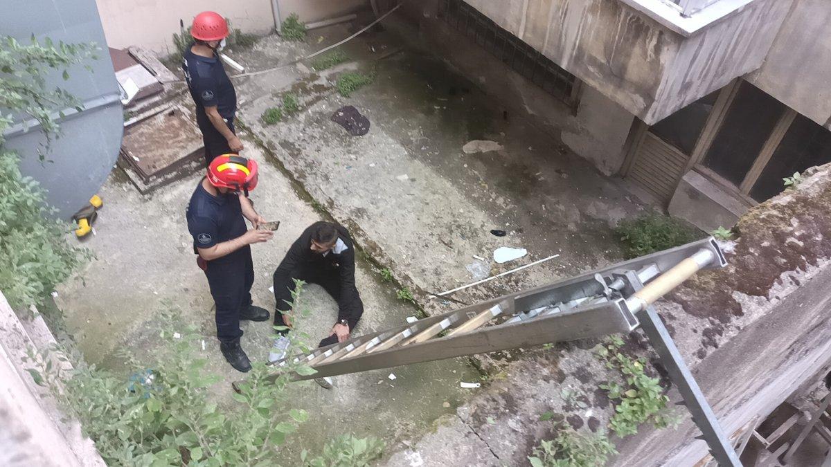 İstanbul'da alacaklılarını dolandırmak isterken apartman boşluğuna düştü