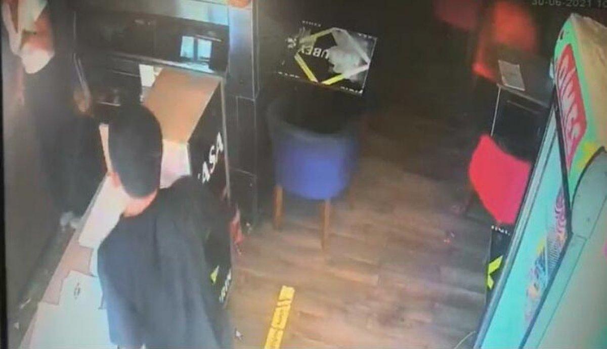 İzmir'de kıymalı börek kalmadığını öğrenince satırla saldırdı