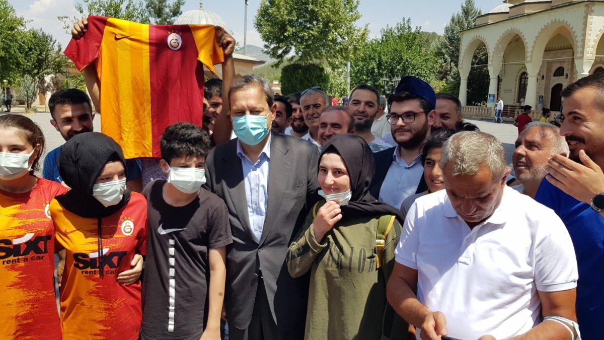 Burak Elmas, Veysel Karani Türbesi'nde kurban kesti