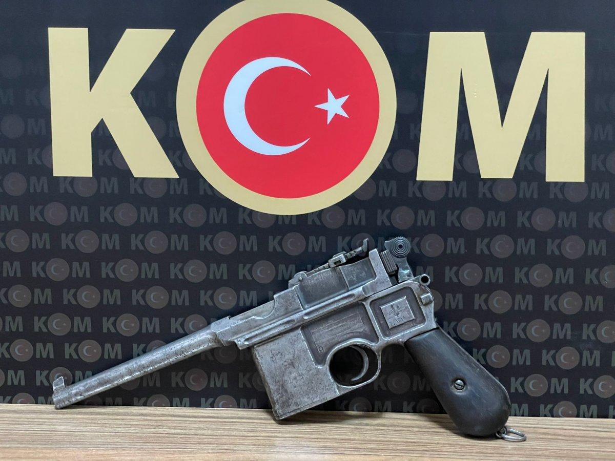 Malatya'da 18’inci yüzyıla ait yarı otomatik tabanca ele geçirildi