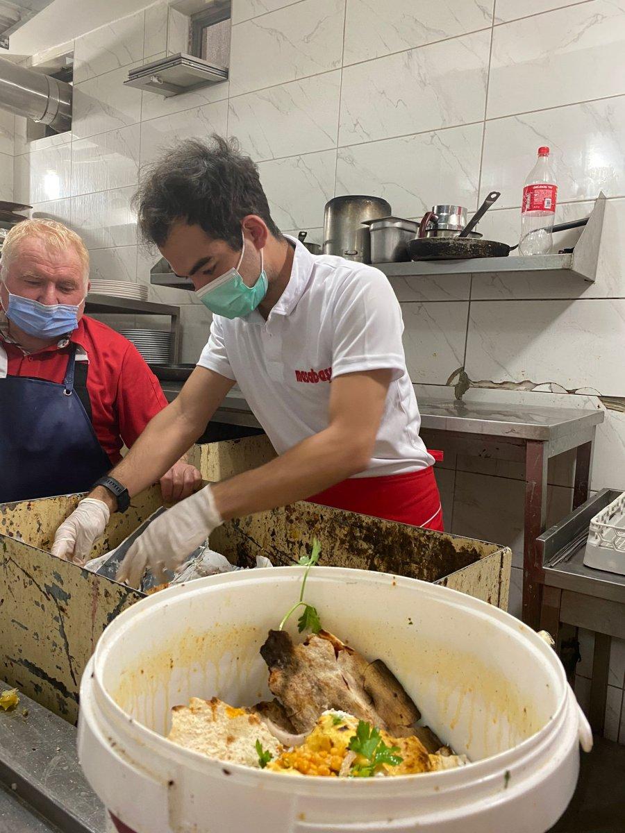 Ankara'da sokak hayvanları için restoranlarda ücretsiz çalışıyor
