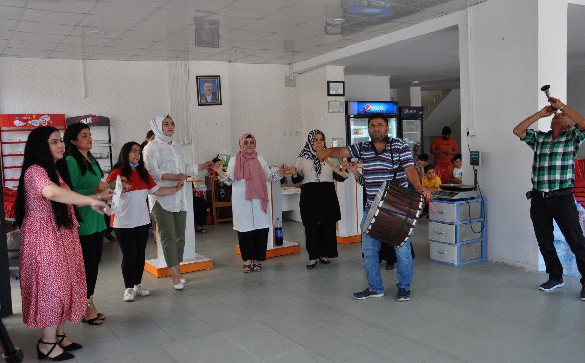 Gaziantep'te emekli olan bakkal, iş yerini düğün havasında kapattı