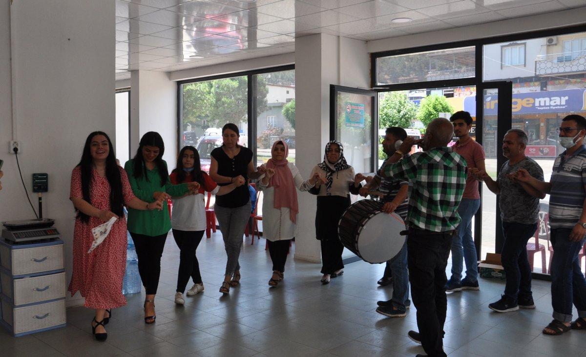 Gaziantep'te emekli olan bakkal, iş yerini düğün havasında kapattı