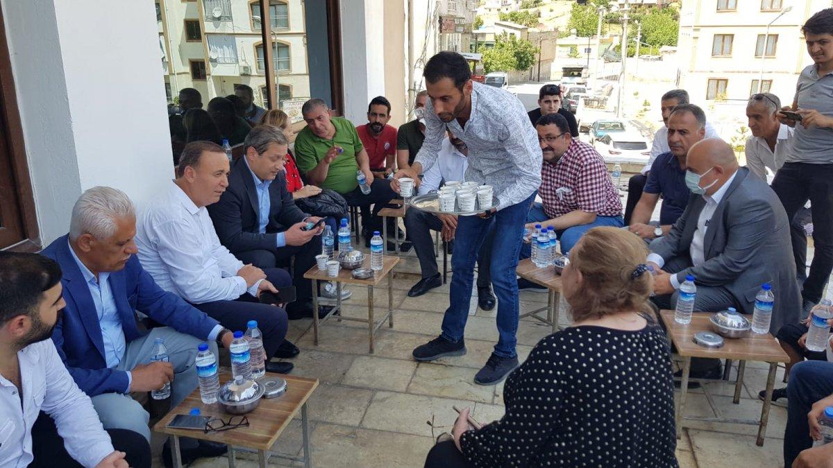 Burak Elmas, Veysel Karani Türbesi'nde kurban kesti